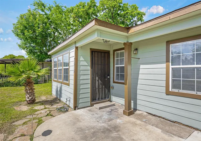 5th image of 7614 Darnay Dr Dr, Houston, TX 77033 | MLS# 61468011