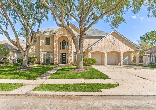 Photo 3 of Single family home for sale at 14910 Lake Woodbridge Ct, Sugar Land, TX 77498 | MLS# 61419880 | Listing updated on 2026-09-16