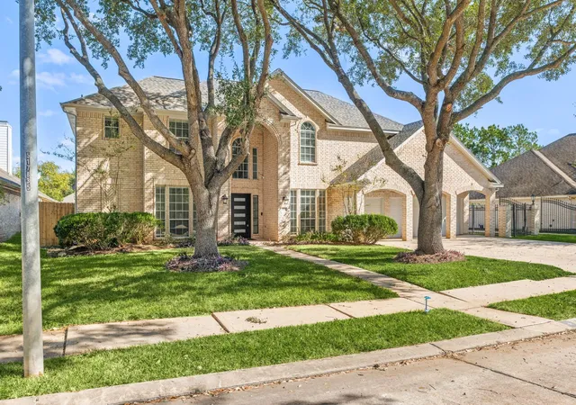Photo 3 of Single family home for sale at 14910 Lake Woodbridge Ct, Sugar Land, TX 77498 | MLS# 61419880 | Listing updated on 2026-09-16