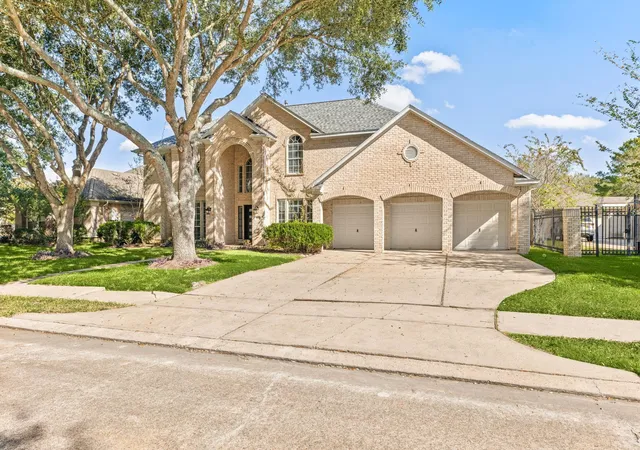 Photo 4 of Single family home for sale at 14910 Lake Woodbridge Ct, Sugar Land, TX 77498 | MLS# 61419880 | Listing updated on 2026-09-16