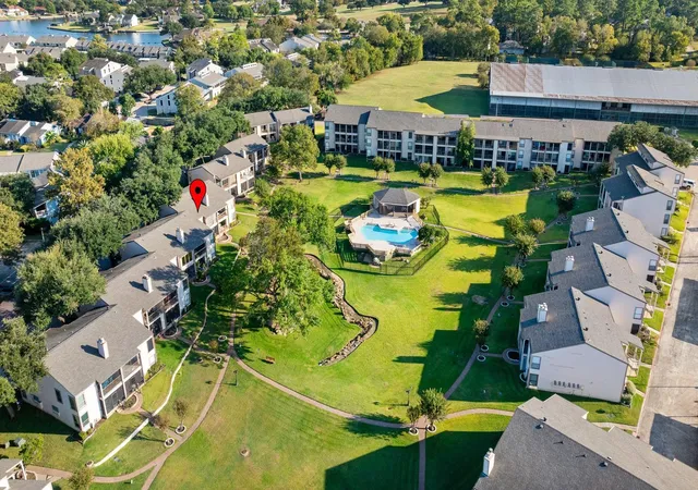 2nd image of 204 Lakeview Ter, Montgomery, TX 77356