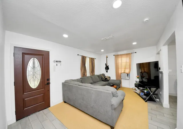 Photo 4 of Single family home for sale at 4035 Wylie St, Houston, TX 77026 | MLS# 52279851 | Listing updated on 2026-08-12
