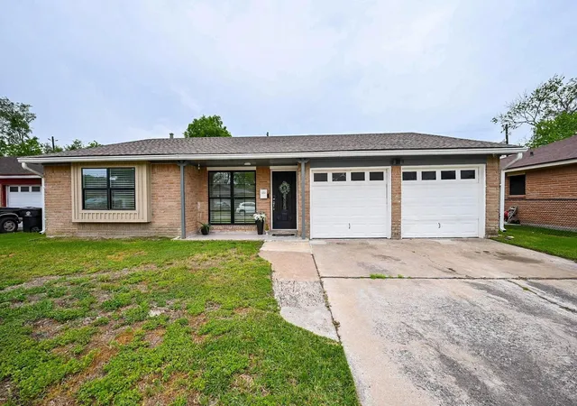 Photo 3 of Single family home for sale at 4827 Knotty Oaks Trl, Houston, TX 77045 | MLS# 4652667 | Listing updated on 2026-09-14