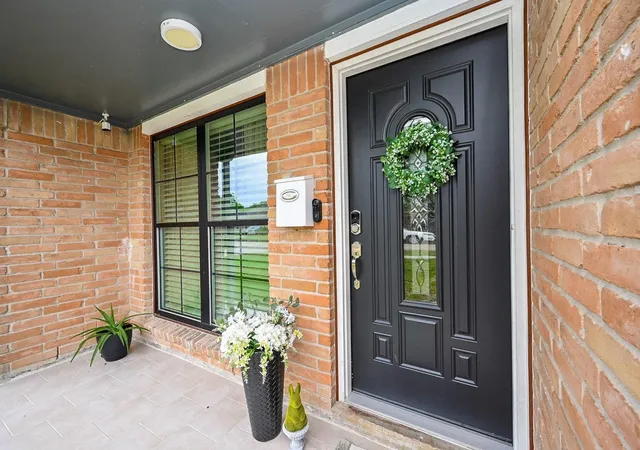 Photo 3 of Single family home for sale at 4827 Knotty Oaks Trl, Houston, TX 77045 | MLS# 4652667 | Listing updated on 2026-10-06