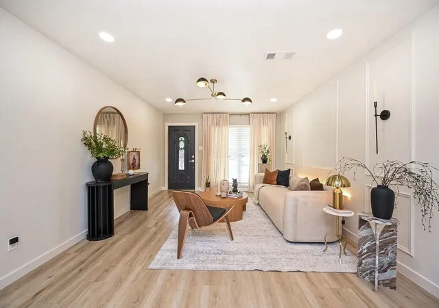 Photo 4 of Single family home for sale at 4827 Knotty Oaks Trl, Houston, TX 77045 | MLS# 4652667 | Listing updated on 2026-10-06