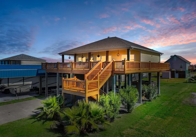 Homes for sale in Crystal Beach, TX | 938 S Sage Rd, Crystal Beach, TX 77650 | MLS# 58091398