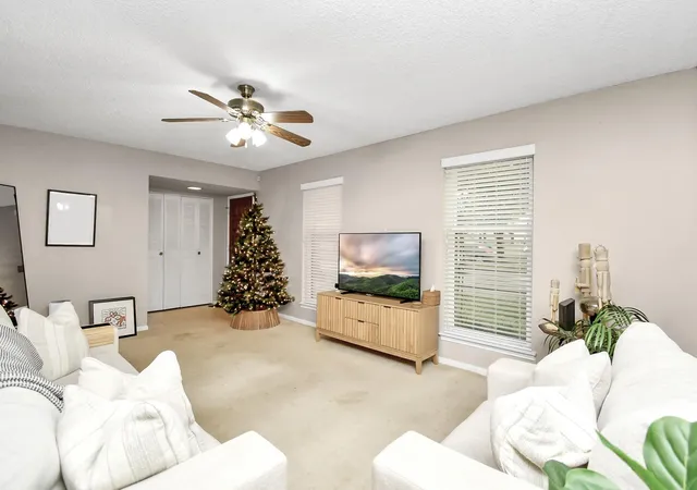 Photo 3 of Sale Pending at 10382 Hammerly Blvd, Houston, TX 77043 | MLS# 25488487 | Listing updated on 2026-09-17