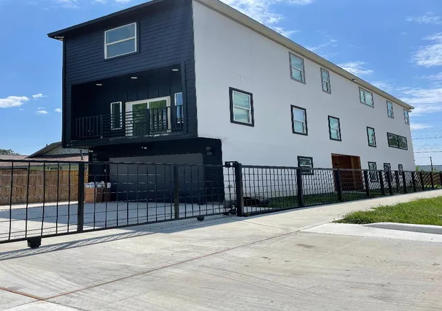 1st image of 201 E 37th St, Houston, TX 77018 | MLS# 82363374