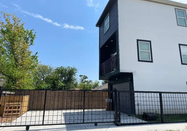 2nd image of 201 E 37th St, Houston, TX 77018 | MLS# 82363374