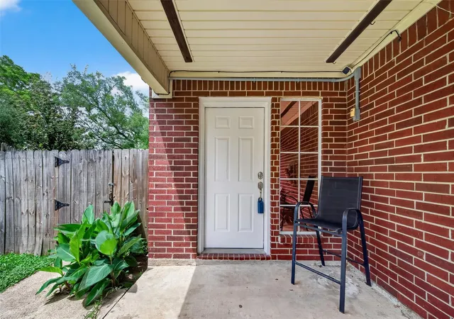 2nd image of 3608 Lochmoor Ln, Pearland, TX 77581 | MLS# 75778493