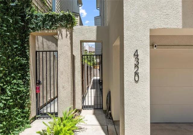 3rd image of 4320 Blossom St, Houston, TX 77007 | MLS# 55043349