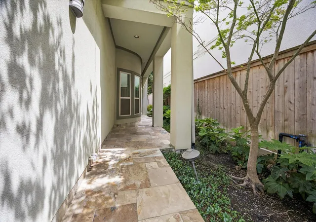 Photo 3 of Sale Pending at 1533 Nevada St, Houston, TX 77006 | MLS# 12954815 | Listing updated on 2026-09-01