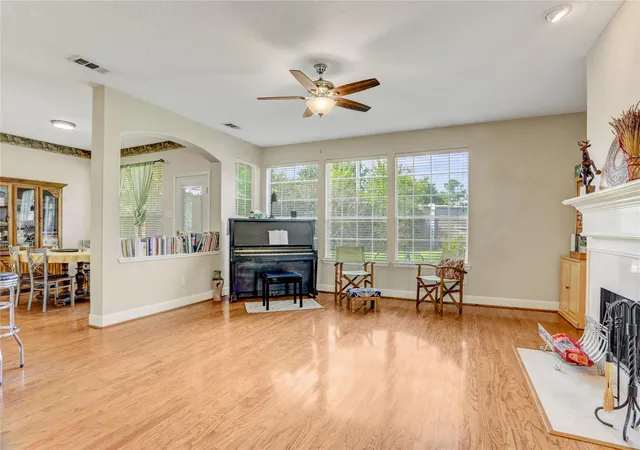 4th image of 1505 Maple Leaf Ct, Pearland, TX 77581 | MLS# 45264094