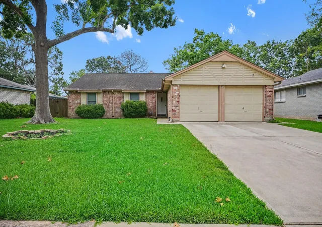 Homes for sale in Friendswood, TX | 5127 Royal Pkwy, Friendswood, TX 77546 | MLS# 94478463