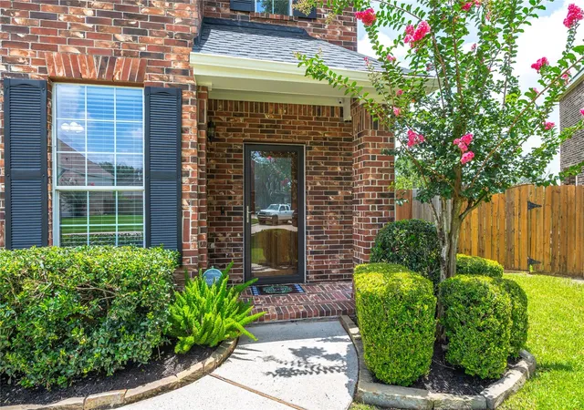 Photo 3 of Sale Pending at 3829 Houston Lake Dr, Pearland, TX 77581 | MLS# 29940906 | Listing updated on 2026-09-18