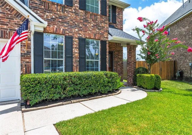 Photo 4 of Sale Pending at 3829 Houston Lake Dr, Pearland, TX 77581 | MLS# 29940906 | Listing updated on 2026-09-18