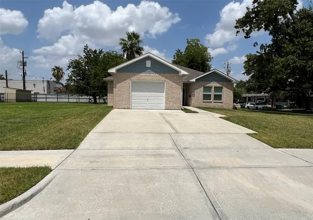 Photo 3 of Single family home for sale at 2323 Oakdale St, Houston, TX 77004 | MLS# 55822779 | Listing updated on 2026-09-18