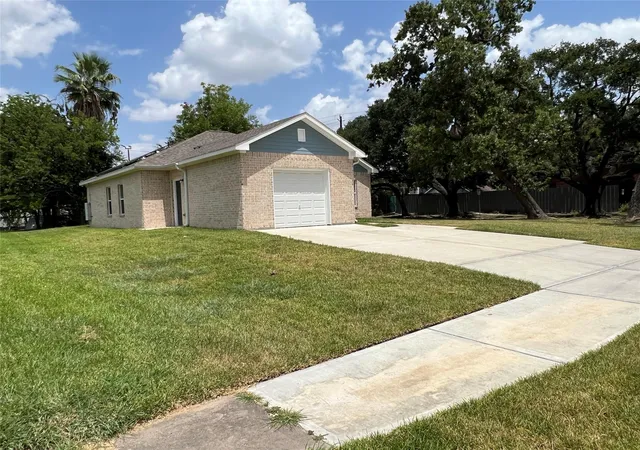 Photo 3 of Single family home for sale at 2323 Oakdale St, Houston, TX 77004 | MLS# 55822779 | Listing updated on 2026-09-18