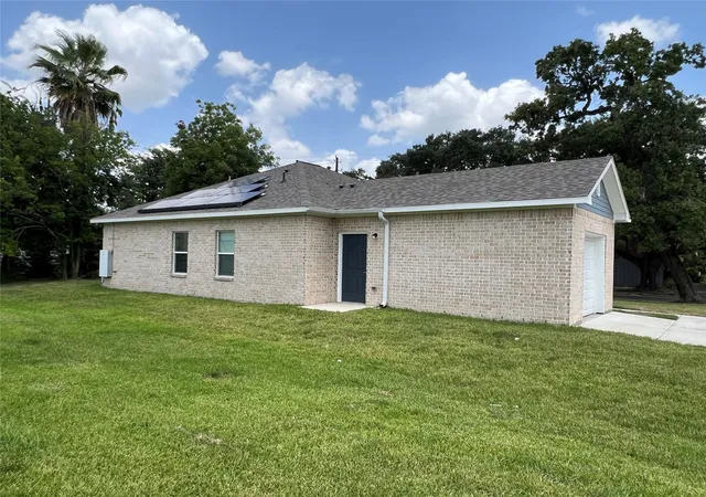 Photo 4 of Single family home for sale at 2323 Oakdale St, Houston, TX 77004 | MLS# 55822779 | Listing updated on 2026-09-18