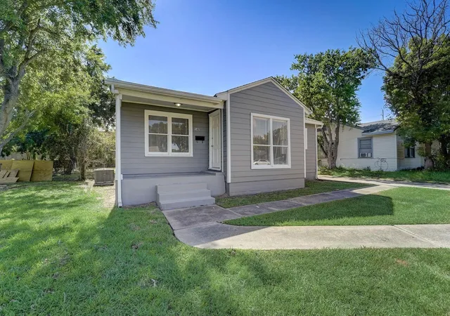 Photo 2 of Single family home for sale at 1420 Foreman St, La Marque, TX 77568 | MLS# 2800748 | Listing updated on 2026-09-20