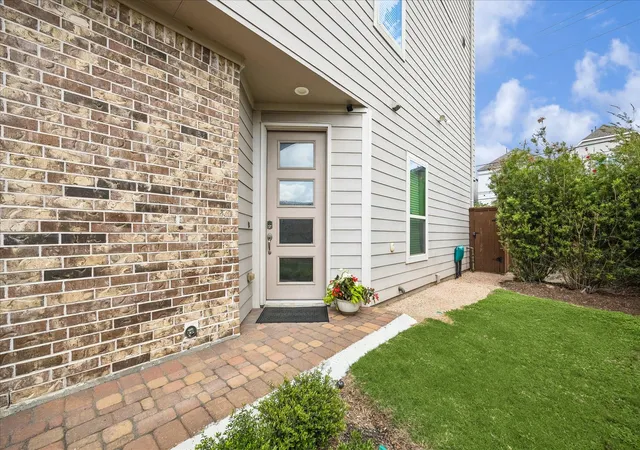 2nd image of 1702 Oak Leaf Pass Dr, Houston, TX 77055 | MLS# 88013670