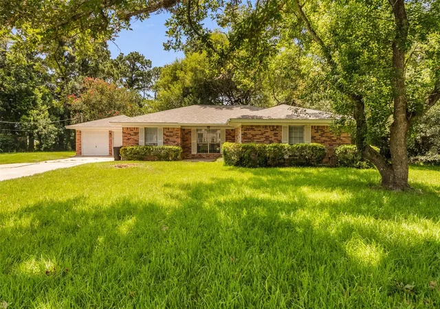 1st image of 208 Garden Dr, Friendswood, TX 77546 | MLS# 81066330
