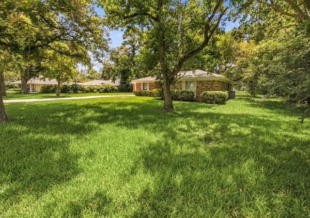 32nd image of 208 Garden Dr, Friendswood, TX 77546 | MLS# 81066330