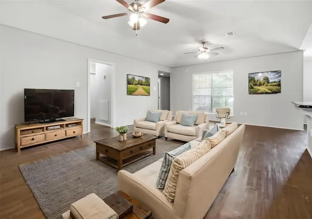 4th image of 208 Garden Dr, Friendswood, TX 77546 | MLS# 81066330
