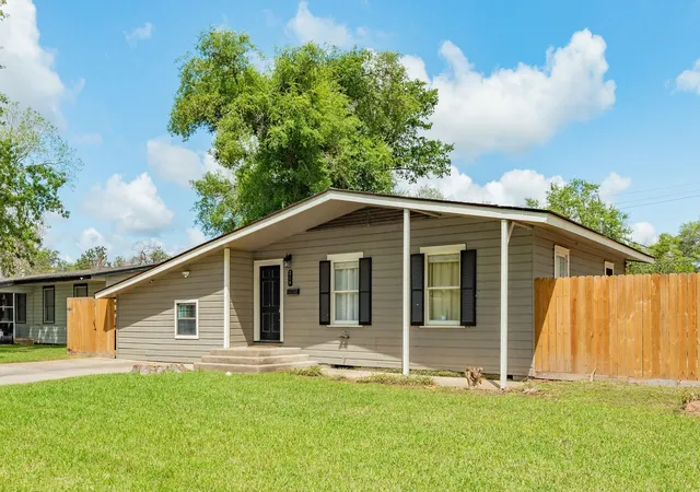 2nd image of 219 Camellia St, Lake Jackson, TX 77566 | MLS# 64059805