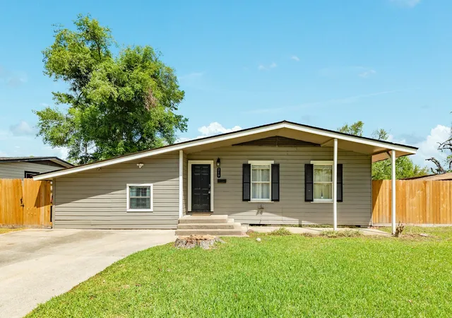 Photo 3 of Single family home for sale at 219 Camellia St, Lake Jackson, TX 77566 | MLS# 64059805 | Listing updated on 2026-09-10