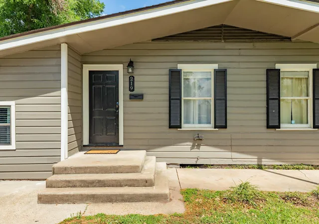Photo 4 of Single family home for sale at 219 Camellia St, Lake Jackson, TX 77566 | MLS# 64059805 | Listing updated on 2026-09-10