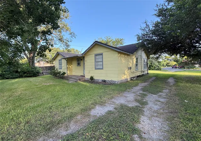 2nd image of 503 Mckee St, Clute, TX 77531 | MLS# 10124317