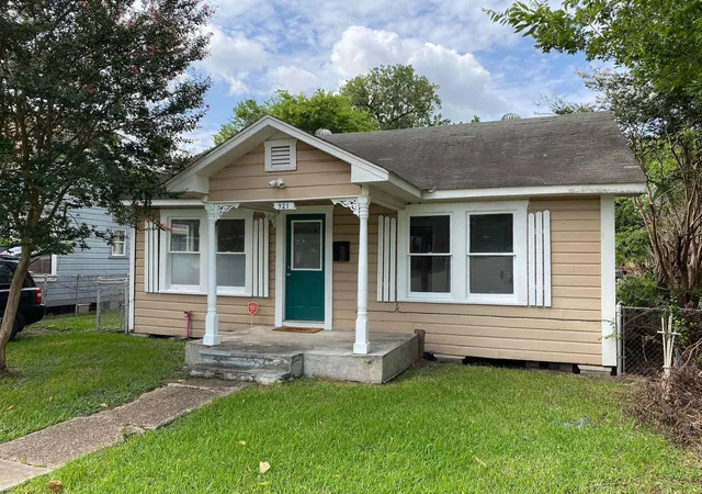 Photo 1 of Single family home for sale at 921 Booth St, Houston, TX 77009 | MLS# 75351827 | Listing updated on 2026-09-04