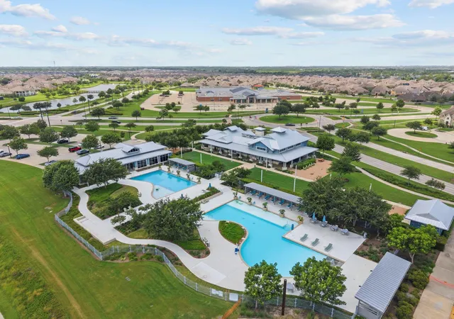 2nd image of 2011 Oak Leaf Ct, Manvel, TX 77578 | MLS# 98919780
