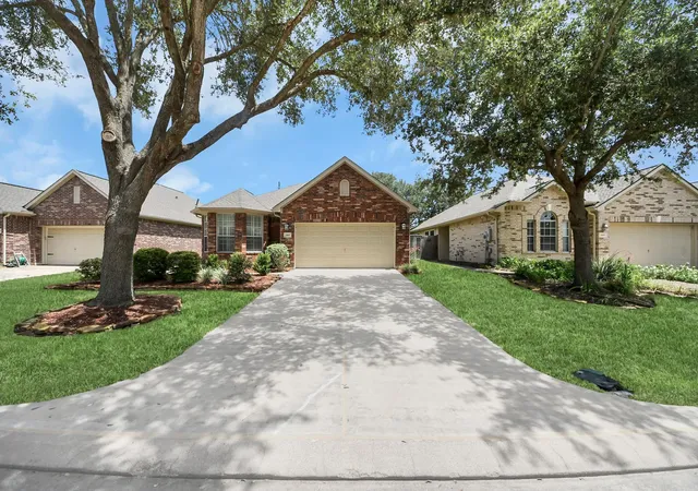 Photo 3 of Single family home for sale at 1507 N Marsala Dr, Pearland, TX 77581 | MLS# 69504021 | Listing updated on 2026-08-21