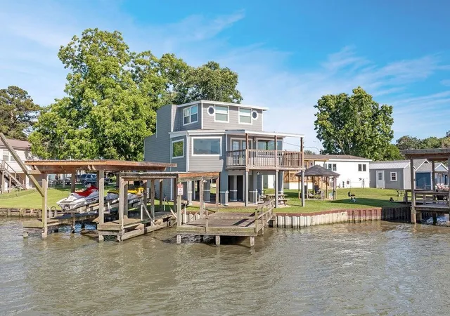 1st image of 210 W Lakeview Wood, Onalaska, TX 77360 | MLS# 96794073