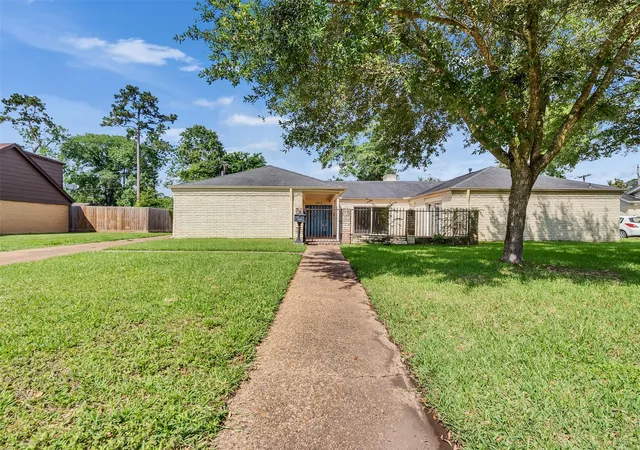 2nd image of 3015 Inwood Dr, Dickinson, TX 77539 | MLS# 62015997