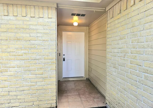 Photo 2 of Sale Pending at 4231 Southchase Ln, Houston, TX 77014 | MLS# 28764895 | Listing updated on 2026-09-28