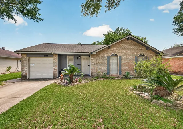 1st image of 1914 Oaklawn St, Sugar Land, TX 77498 | MLS# 73560014
