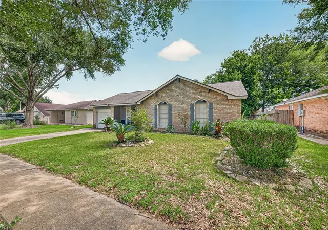 3rd image of 1914 Oaklawn St, Sugar Land, TX 77498 | MLS# 73560014