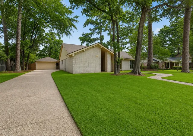 Photo 3 of Single family home for sale at 1927 Hidden Crk Dr, Kingwood, TX 77339 | MLS# 74096816 | Listing updated on 2026-05-18