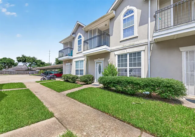 2nd image of 11045 Landswalk Dr #122, Houston, TX 77099 | MLS# 21116891