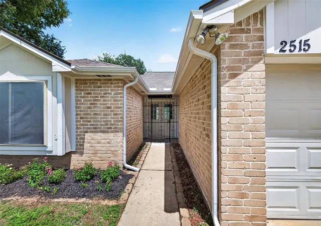 Homes for sale in Sugar Land, TX | 2515 Old Fort Rd, Sugar Land, TX 77479 | MLS# 6511499