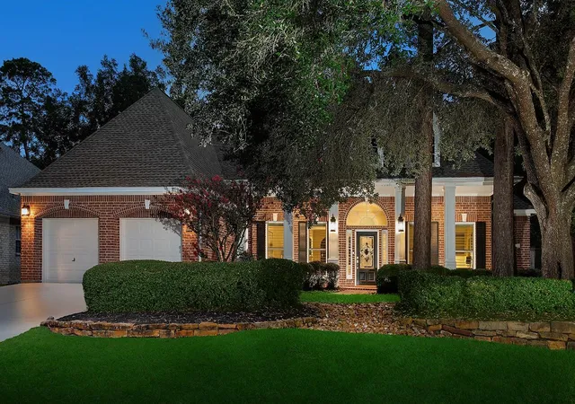 Photo 2 of Single family home for sale at 27 Acorn Cluster Ct, The Woodlands, TX 77381 | MLS# 90041311 | Listing updated on 2026-09-14