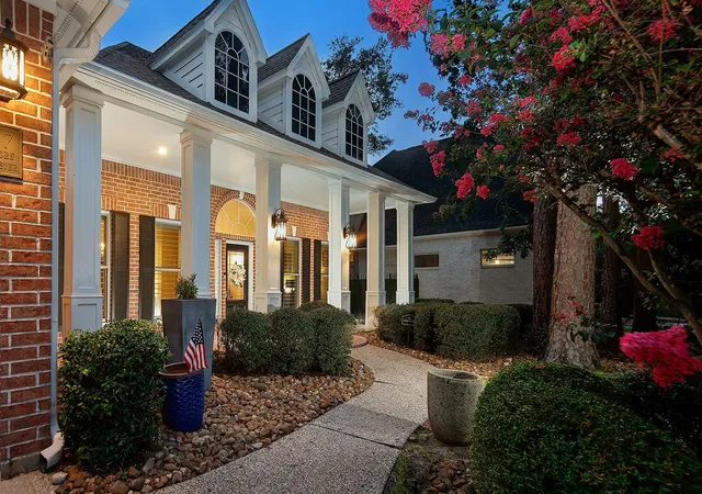 Photo 2 of Single family home for sale at 27 Acorn Cluster Ct, The Woodlands, TX 77381 | MLS# 90041311 | Listing updated on 2026-09-14