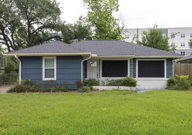 Photo 1 of Single family home for sale at 811 Sara Rose St, Houston, TX 77018 | MLS# 74637516 | Listing updated on 2026-08-22