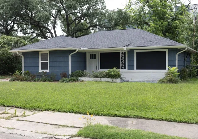 Photo 2 of Single family home for sale at 811 Sara Rose St, Houston, TX 77018 | MLS# 74637516 | Listing updated on 2026-08-22