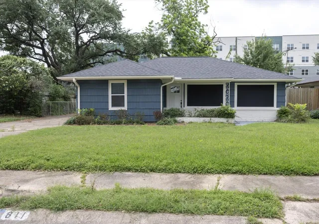 Photo 3 of Single family home for sale at 811 Sara Rose St, Houston, TX 77018 | MLS# 74637516 | Listing updated on 2026-08-22
