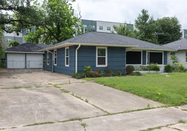 Photo 3 of Single family home for sale at 811 Sara Rose St, Houston, TX 77018 | MLS# 74637516 | Listing updated on 2026-08-22