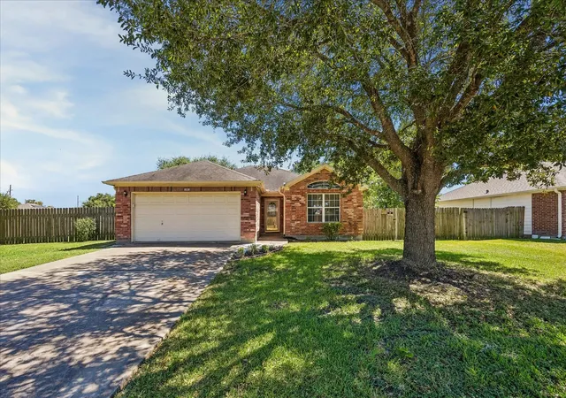 1st image of 101 Willow Ct, Navasota, TX 77868 | MLS# 61399561